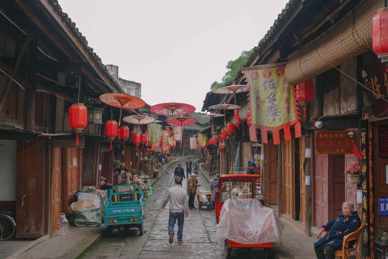 巴西尤物女神在法国绽放：克里斯蒂亚娜·耶里的荧幕魅力与时尚风华大赏